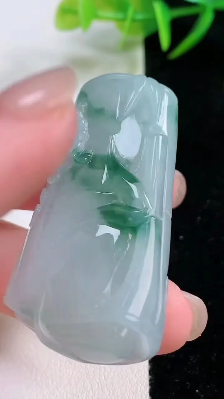 天然A货翡翠冰种飘花节节高升 竹节吊坠，尺寸49.8-26.8-11.4，重量:33.87g
11月