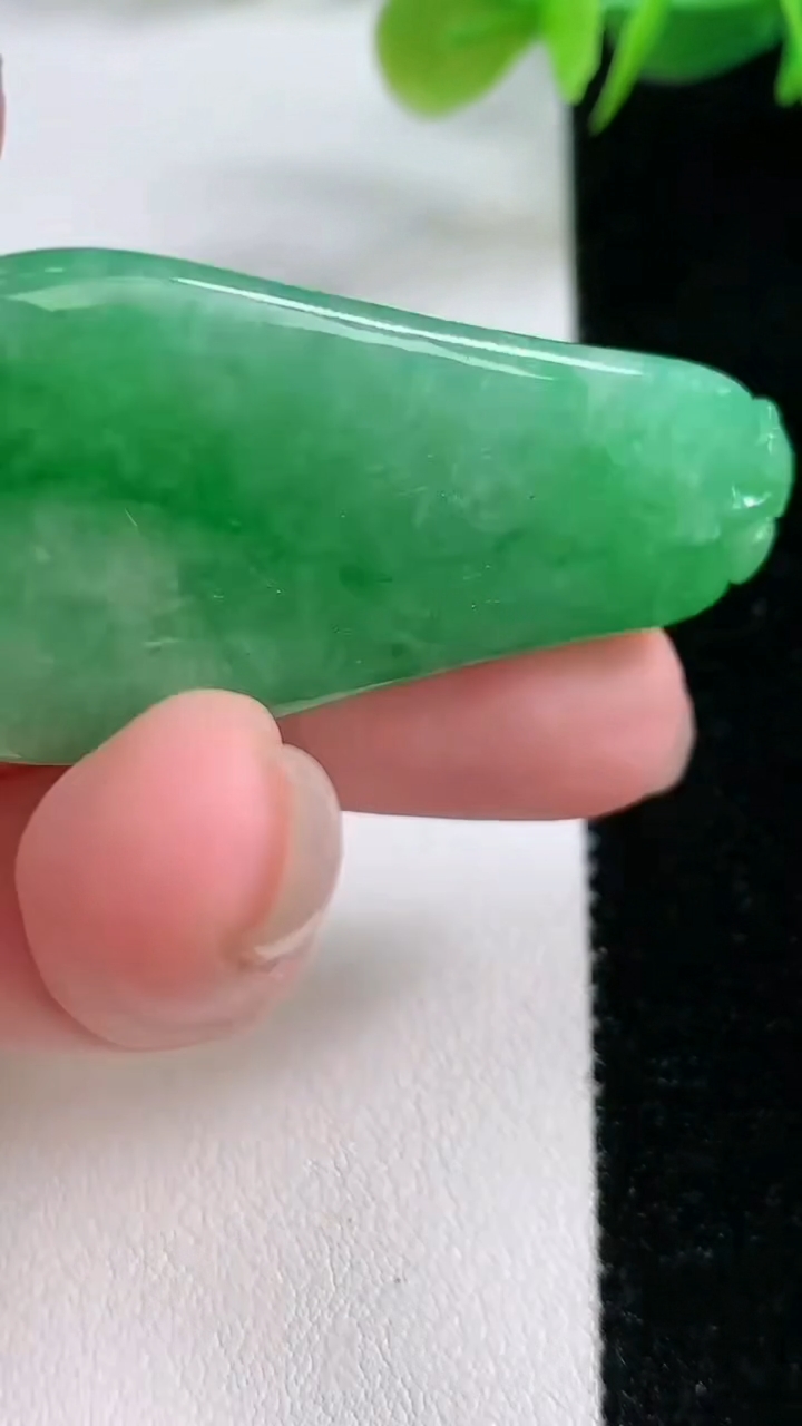 天然A货翡翠福瓜吊坠，尺寸50-24-7.5，重:17.34g
11月26日