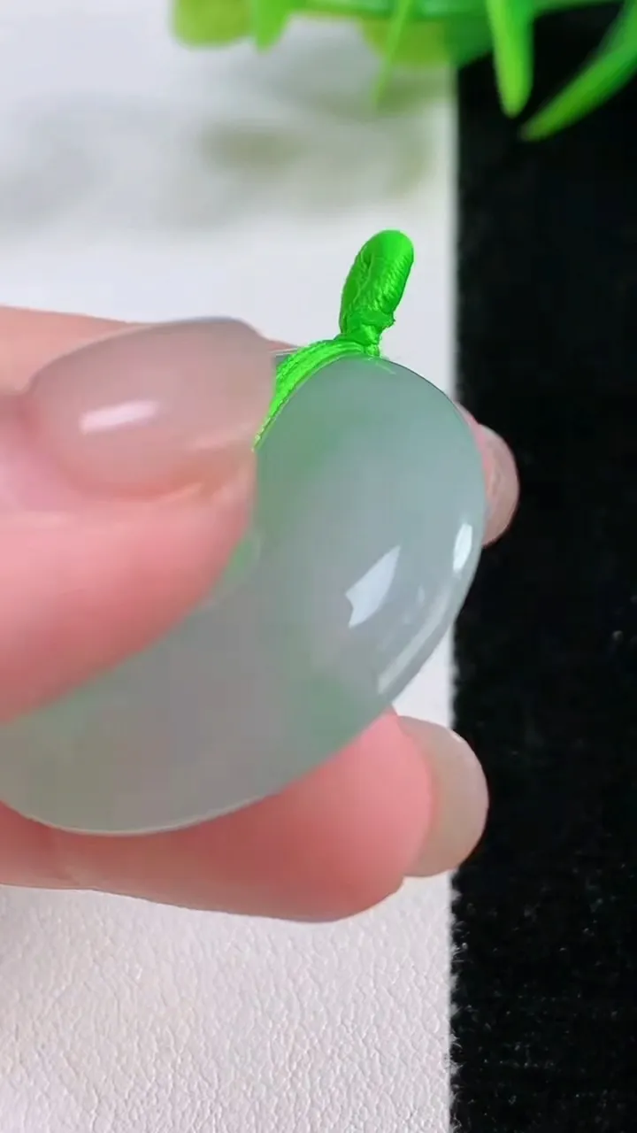 天然A货翡翠平安扣吊坠，尺寸31.8-6.4，重量:13.39g
11月26日