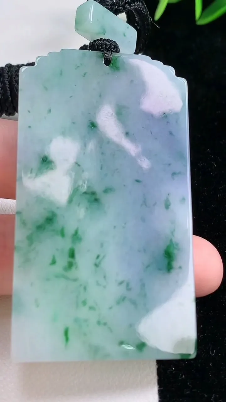 天然A货翡翠紫罗兰飘花仿古无事牌吊坠，尺寸62-34.7-5.1，重量:42.17g
11月26日