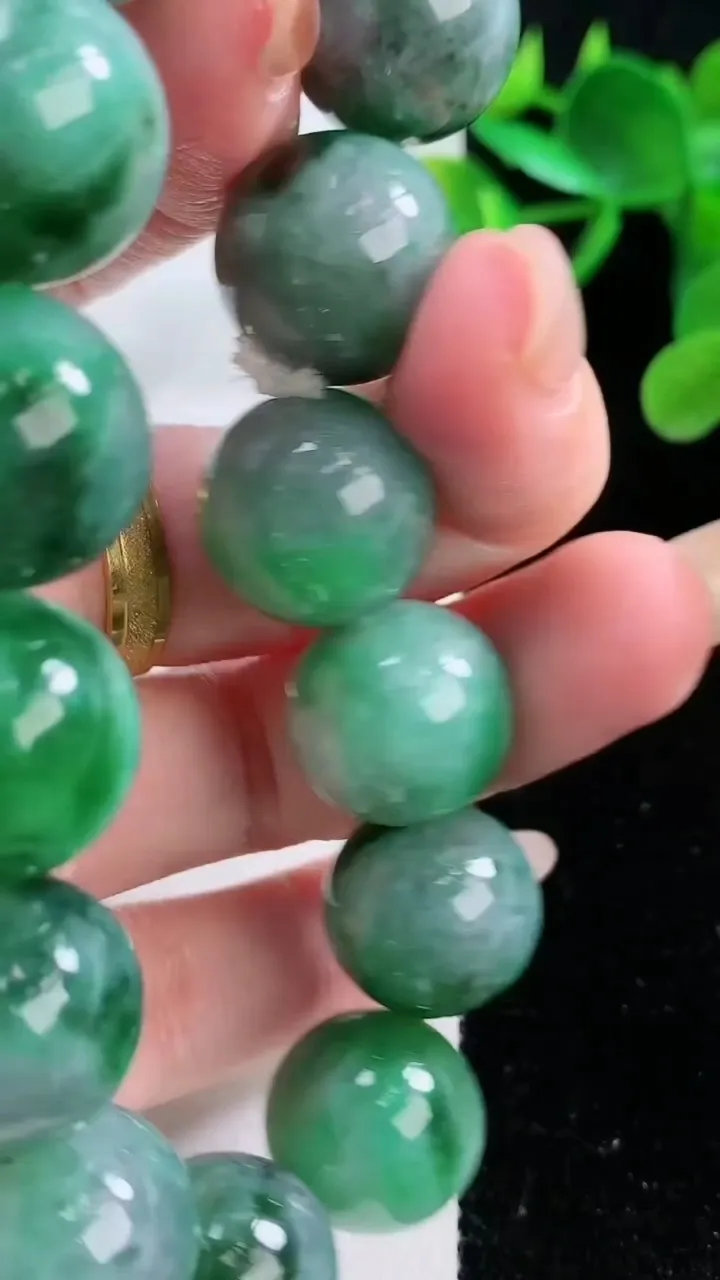 天然A货翡翠圆珠手串，尺寸15-14颗，重量:84.36g11月26日
工厂直销收藏佳品,种好水足，色泽均匀，有种有色，上手高大气！