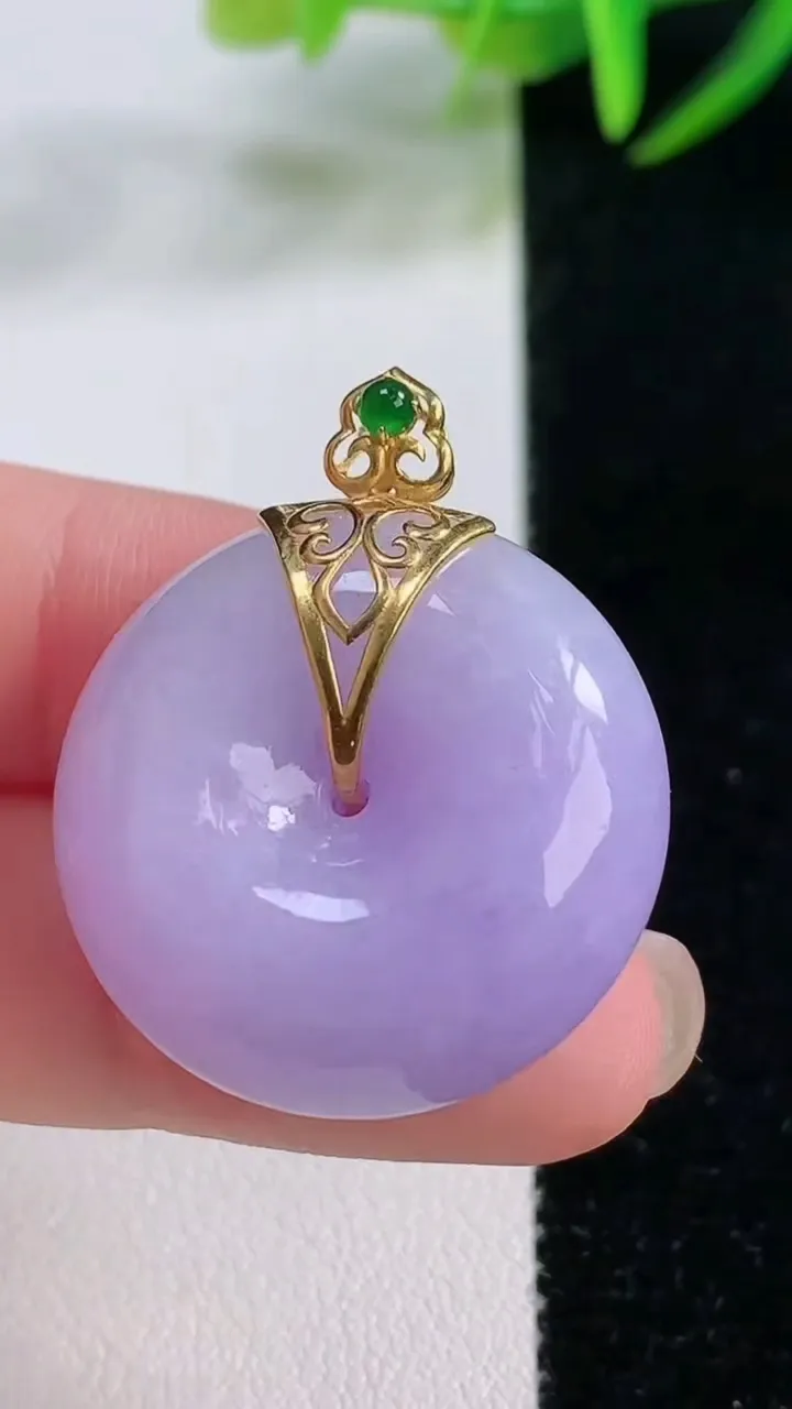 天然A货翡翠18K金紫罗兰平安扣吊坠，尺寸26.4-10.8，重量:16.85g
11月26日