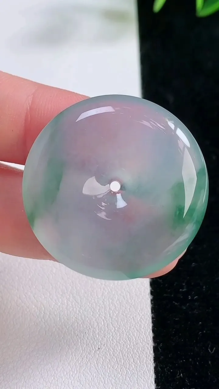 天然A货翡翠种飘花平安扣吊坠，尺寸32-5.8，重量:13.06g
11月26日