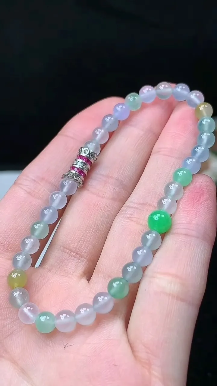 天然A货翡翠三彩圆珠手串，尺寸4.9-35颗，重量:8.49g11月26日
工厂直销收藏佳品,种好水足，色泽均匀，有种有色，上手高大气！