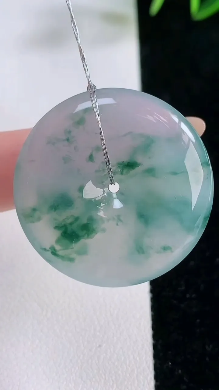 天然A货翡翠种飘花平安扣吊坠，尺寸32.7-5.9，重量:13.43g
11月26日