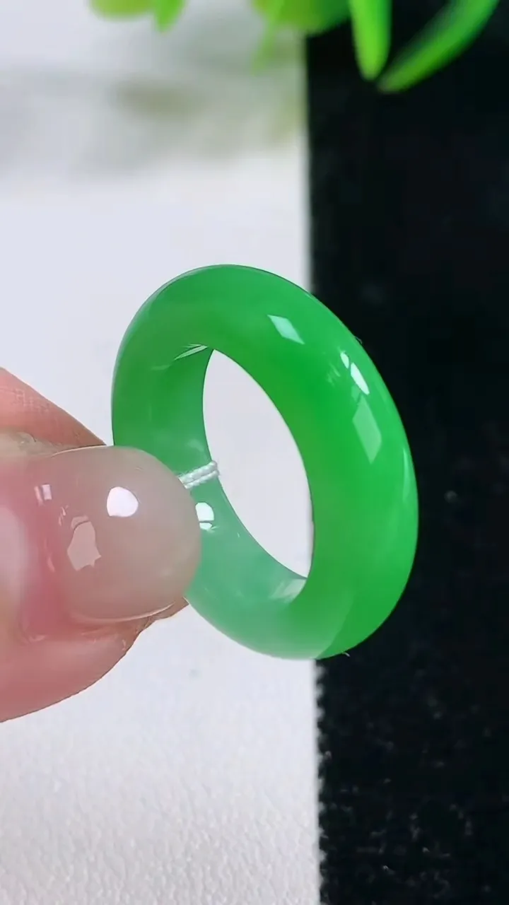 天然A货翡翠指环戒指，尺寸16.5-5.4-3.7，重量:4.85g2025年11月26日
工厂直销收藏佳品,种好水足，色泽均匀，有种有色，上手高大气！