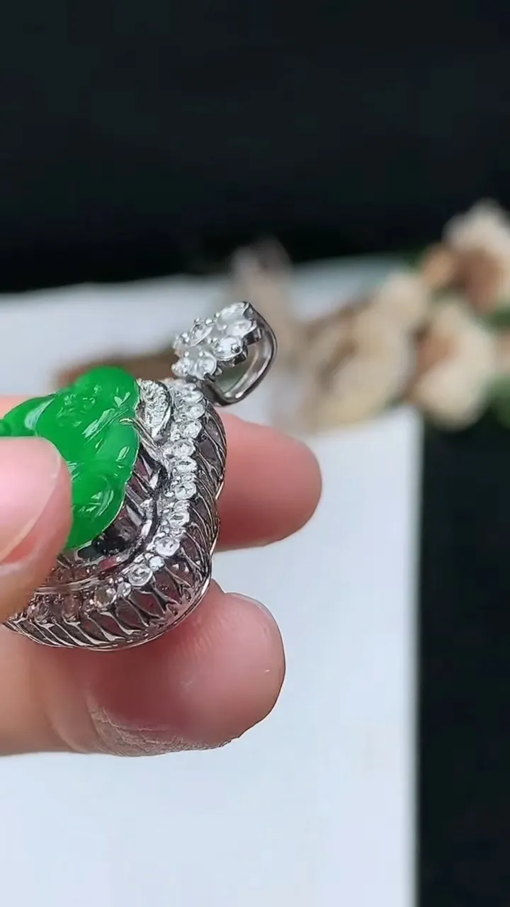 天然A货翡翠佛公吊坠，尺寸29.2-28.6-11.9，裸石15.4-24.8，重量:7.24g
11月26日