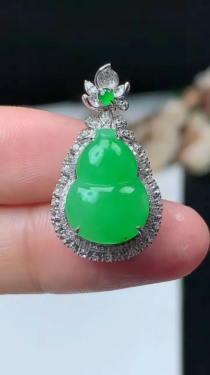 天然A货翡翠葫芦吊坠，尺寸25.8-14.7-10.4，裸石14.6-10.6，重量:4.30g
1