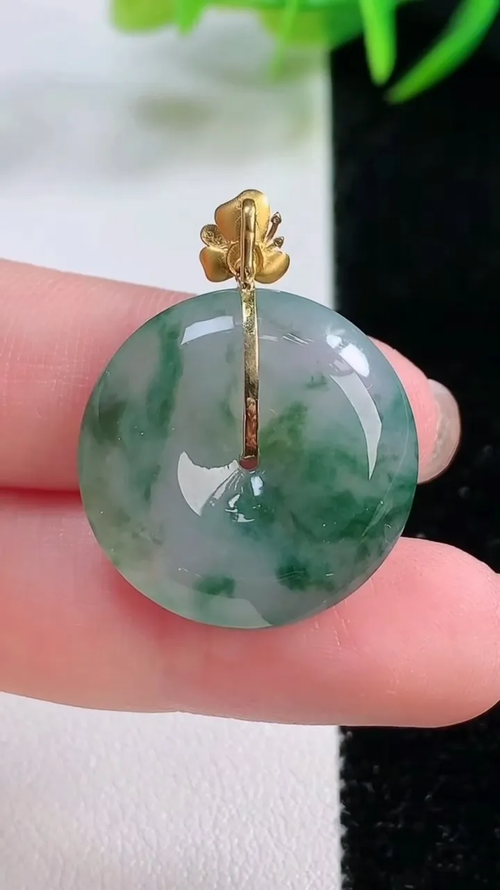 天然A货翡翠种飘花平安扣吊坠，尺寸22.8-5.6，重量:6.80g
11月26日