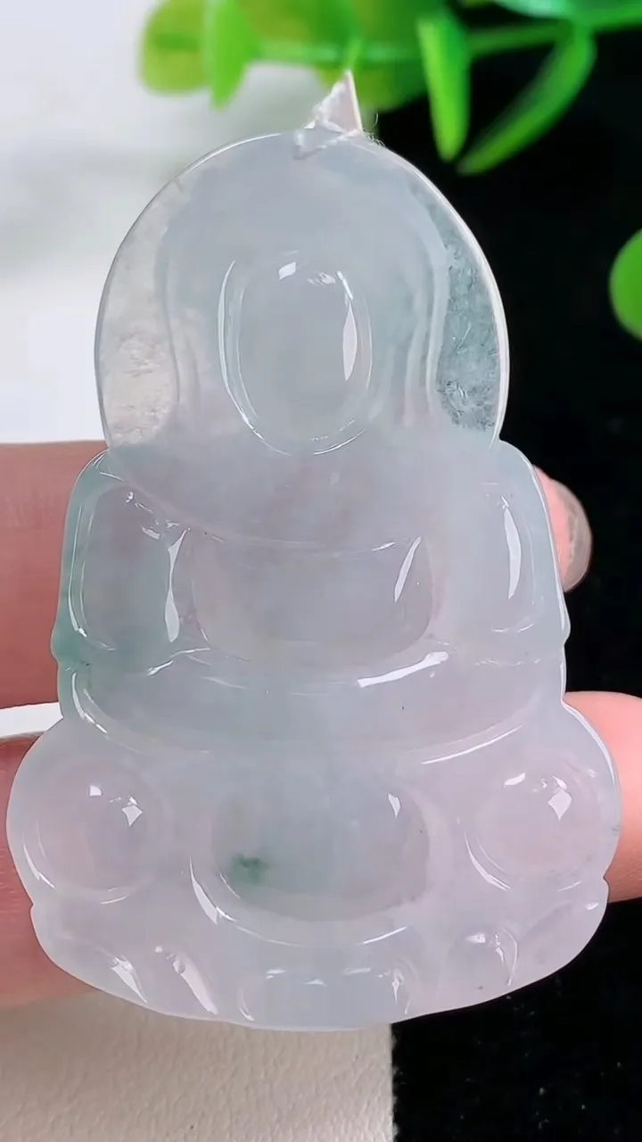 天然A货翡翠冰种飘花观音菩萨吊坠，尺寸52.4-35.7-5.9，重量:17.97g
11月26日