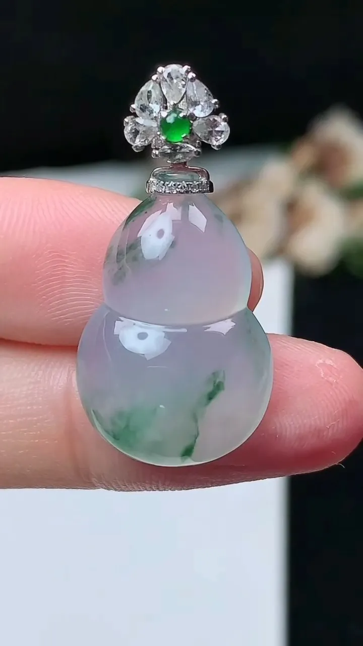 天然A货翡翠飘花葫芦吊坠，尺寸23-15.9-6，重量:4.20g
11月26日