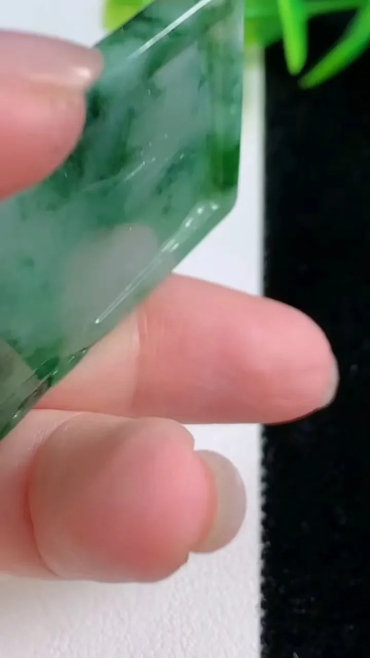 天然A货翡翠普贤菩萨吊坠，尺寸58.3-31.8-4.8，重量:25.10g
11月26日