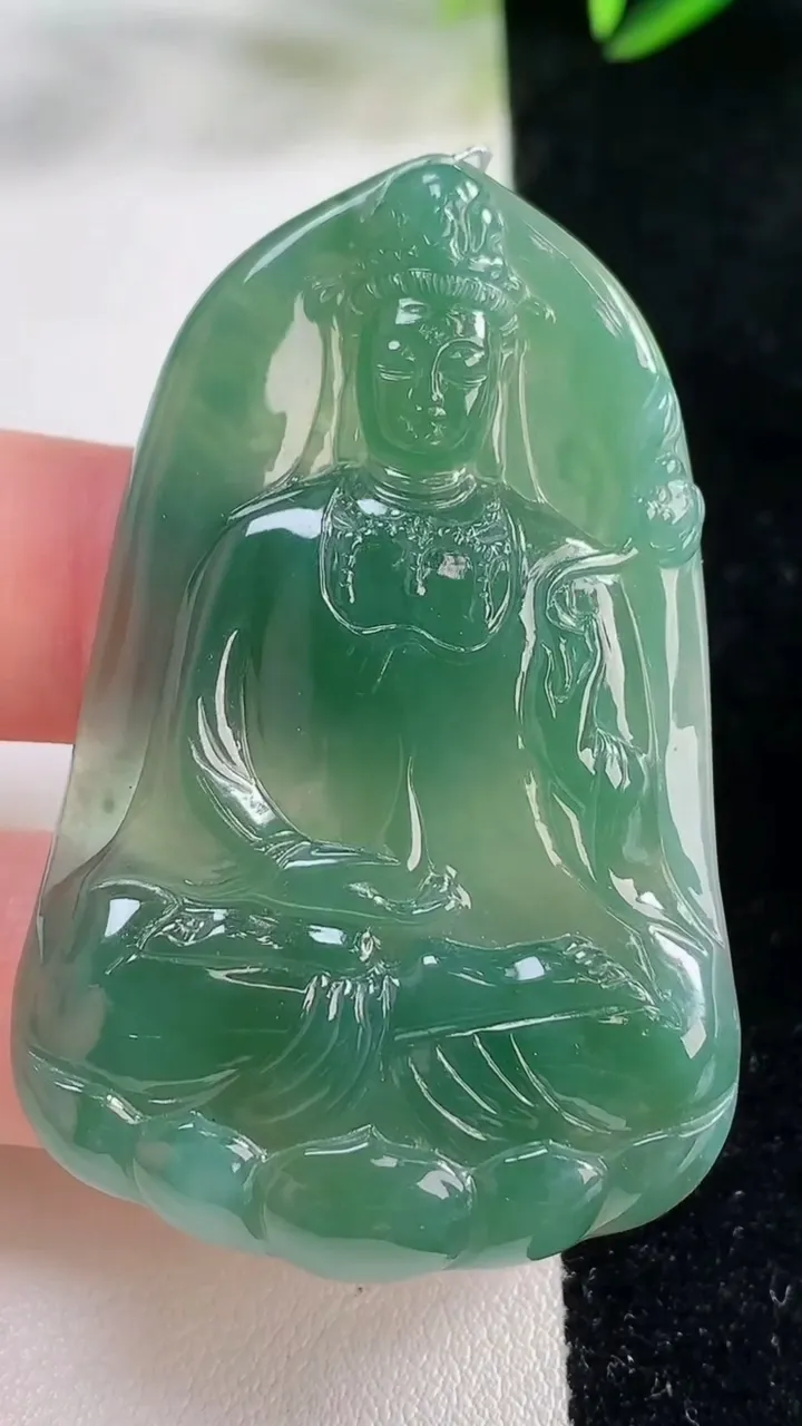 天然A货翡翠大势至菩萨吊坠，尺寸54-34.8-5.6，重量:20.99g
11月26日