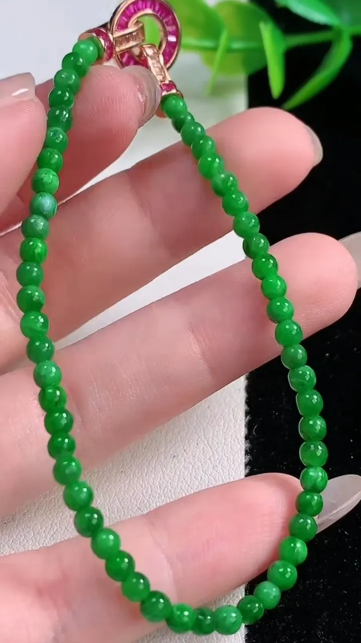 天然A货翡翠小米珠手串，尺寸3.1-54颗，重量:5.40g11月26日
工厂直销收藏佳品,种好水足