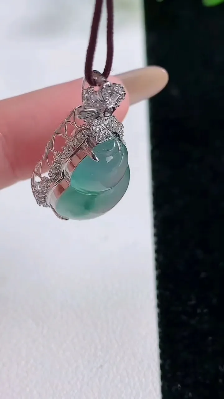 天然A货翡翠种飘花葫芦吊坠，尺寸28.8-15.6-10.4，裸石17.5-13重量:3.53g
11月26日