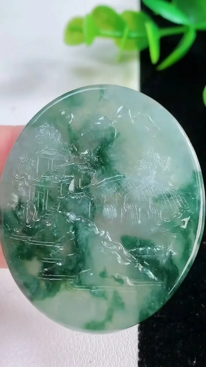 天然A货翡翠牌吊坠，尺寸51.5-42.2-5.1，重量:27.94g
11月26日