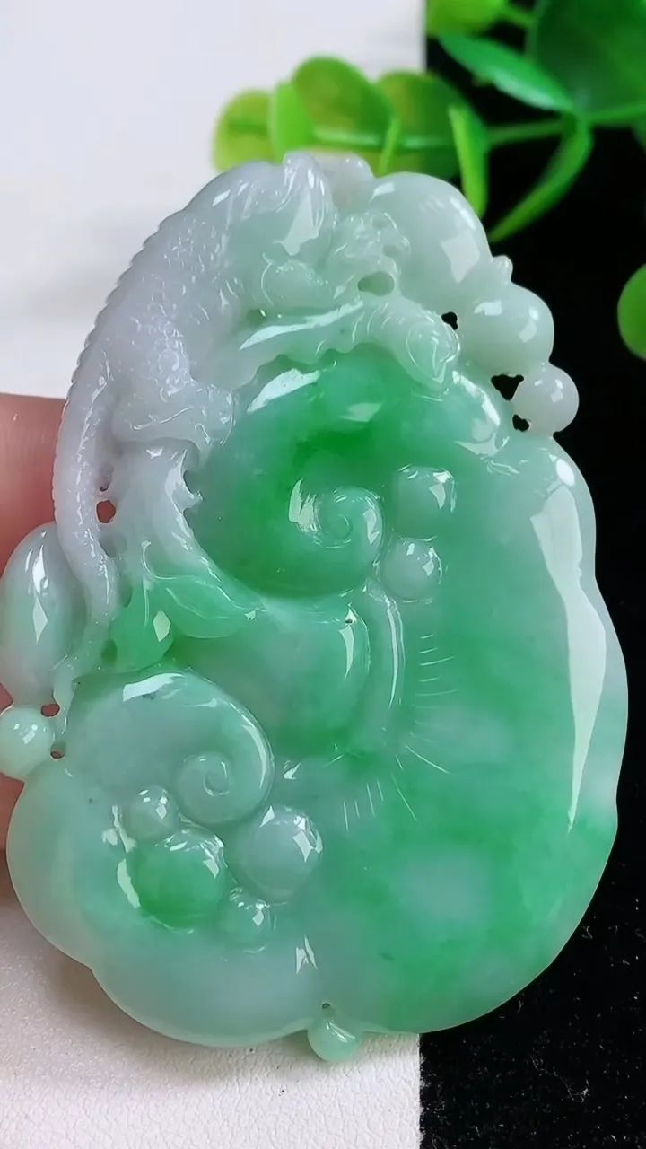 天然A货翡翠如意吊坠，尺寸71.2-50.5-6.6，重量:52.87g
11月26日