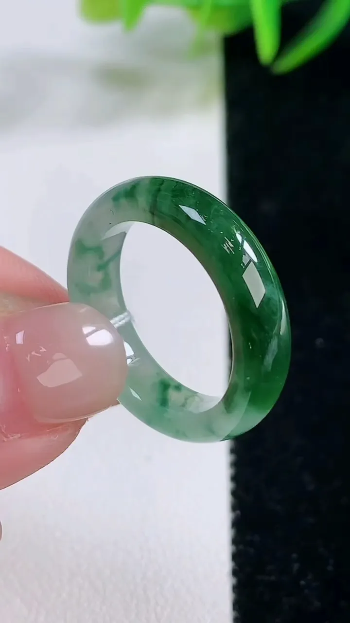 天然A货翡翠冰种飘花指环戒指，尺寸18.5-5-3，重量:3.92g2025年11月26日
工厂直销