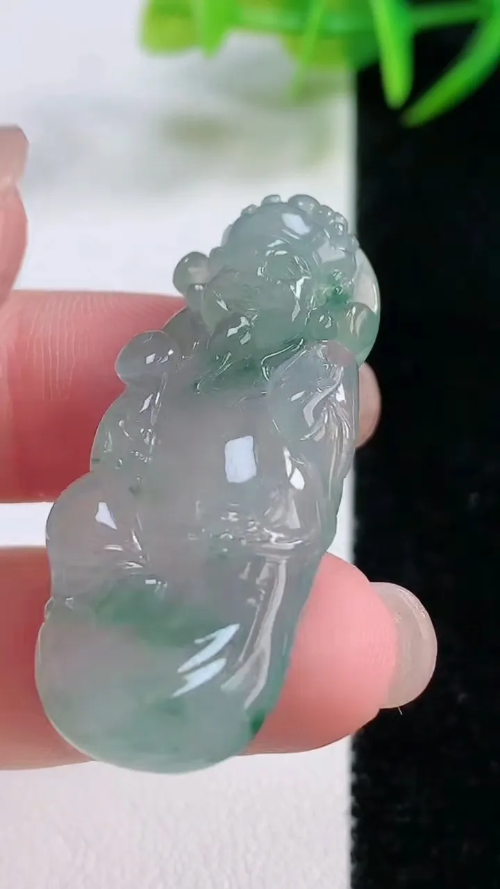 天然A货翡翠冰种飘花财神爷吊坠，尺寸39.6-16.8-5.2，重量:9.01g
11月26日