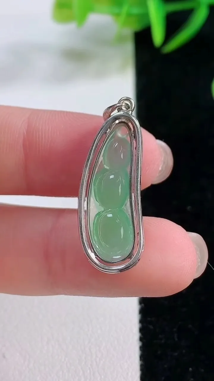 天然A货翡翠福豆吊坠，尺寸29.5-10-6.2，裸石23-7.3重量:2.81g
11月26日