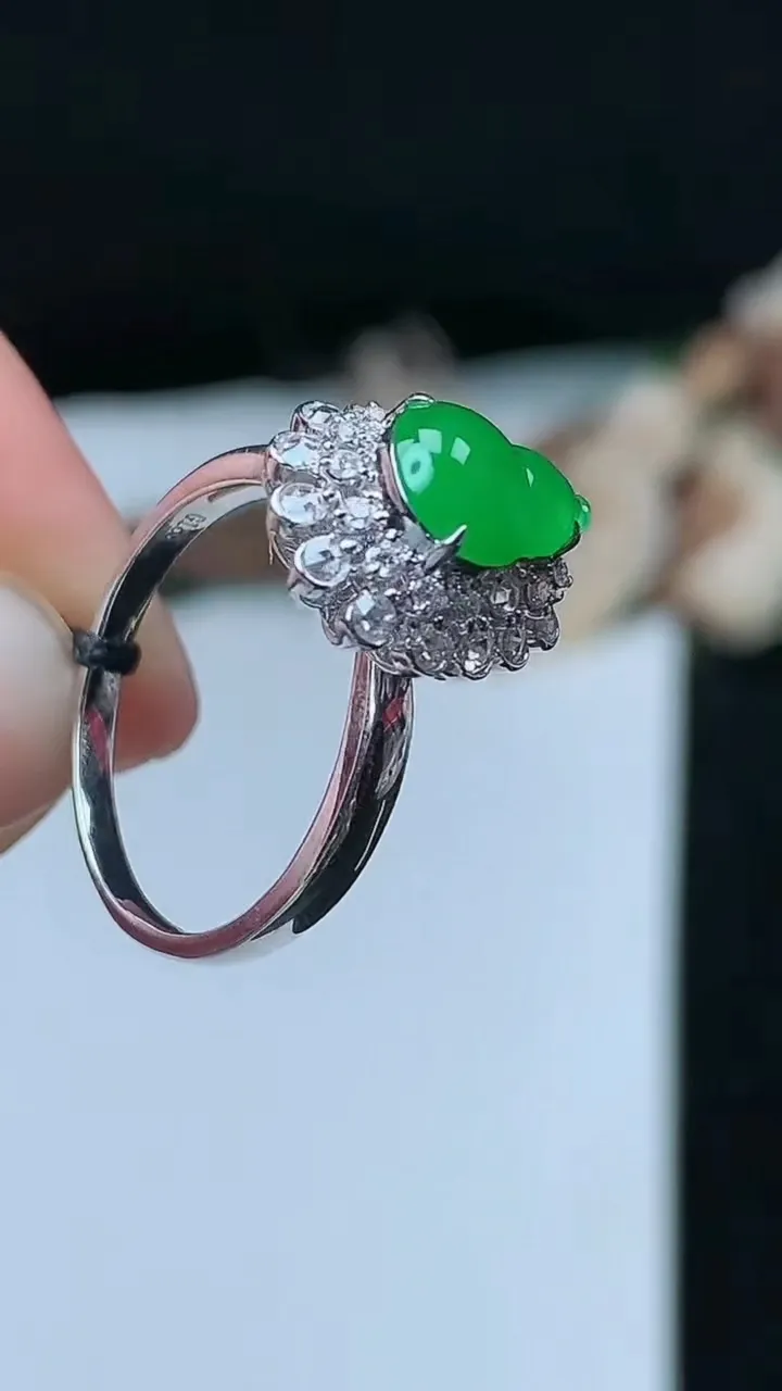 天然A货翡翠葫芦戒指，尺寸17-8.6-6.4，重量:2.56g2025年11月26日
工厂直销收藏佳品,种好水足，色泽均匀，有种有色，上手高大气！