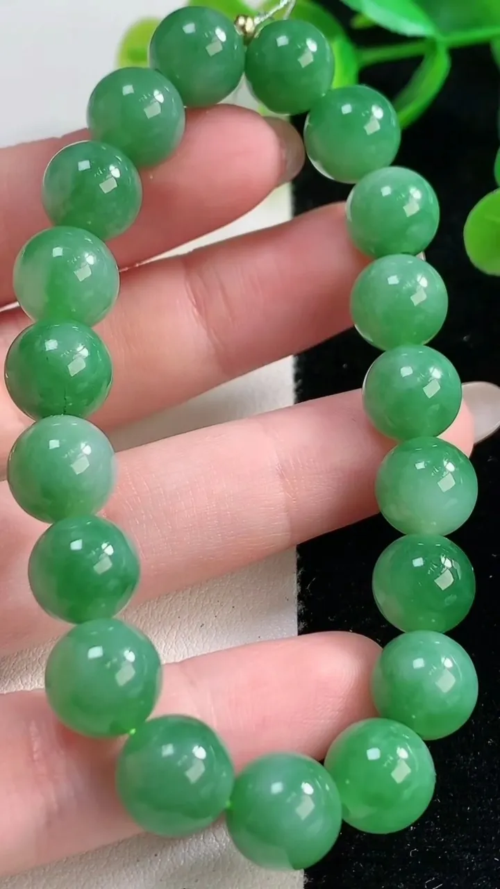 天然A货翡翠圆珠手串，尺寸9.8-19颗，重量:32.00g11月26日
工厂直销收藏佳品,种好水足，色泽均匀，有种有色，上手高大气！