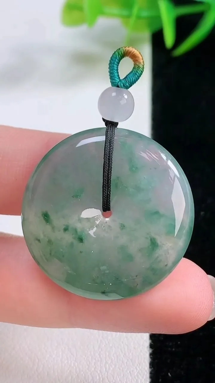 天然A货翡翠冰种飘花平安扣吊坠，尺寸27.5-5.4，重量:10.42g
11月26日