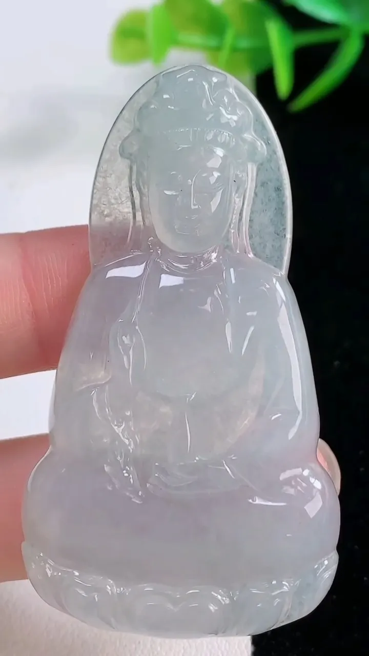 天然A货翡翠观音菩萨吊坠，尺寸59.4-32.5-5.6，重量:19.21g
11月26日