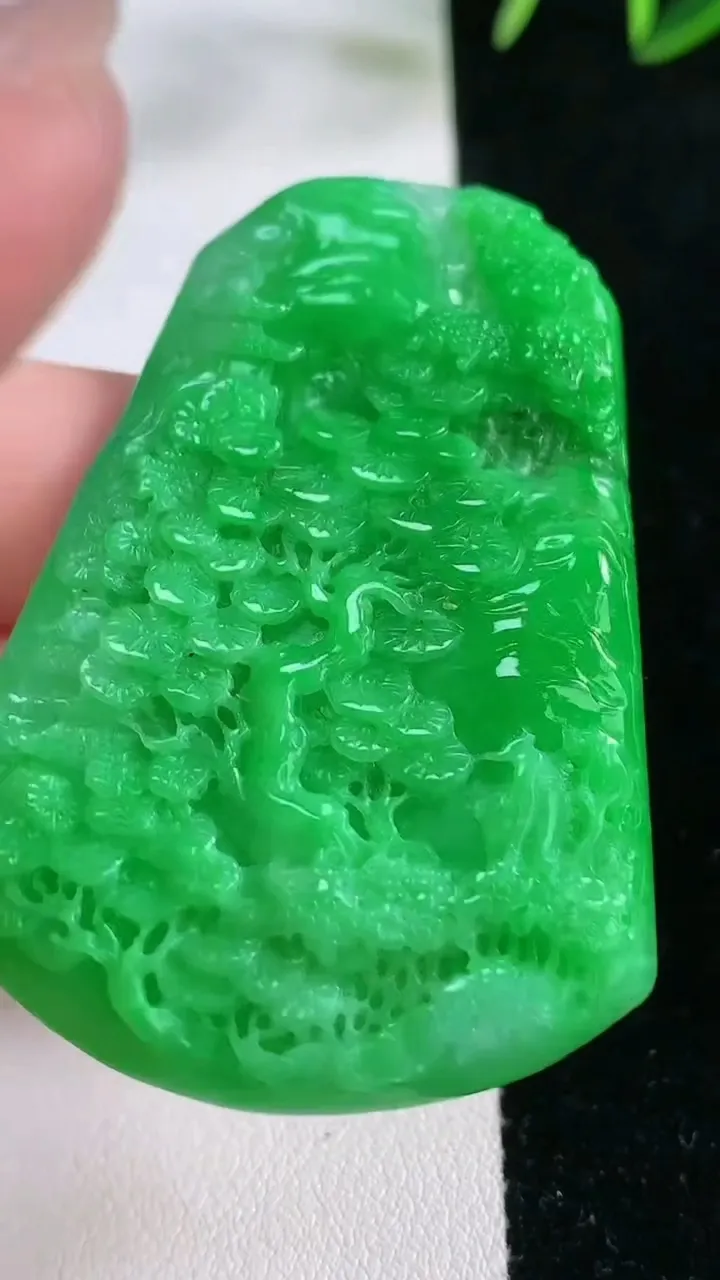 天然A货翡翠山水牌吊坠，尺寸56-38.3-5.4，重量:22.53g
11月26日