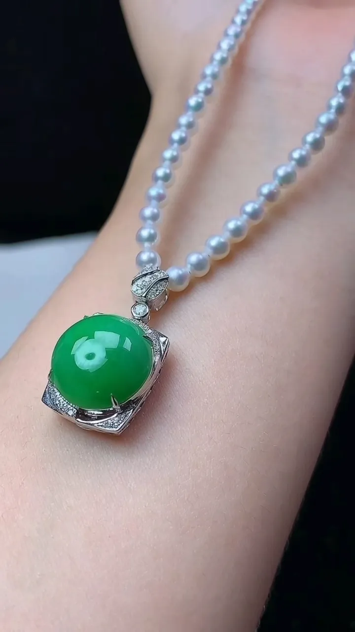 天然A货翡翠蛋面项链，尺寸24-13.6-10.6，裸石13.4，重量:13.19g
11月26日