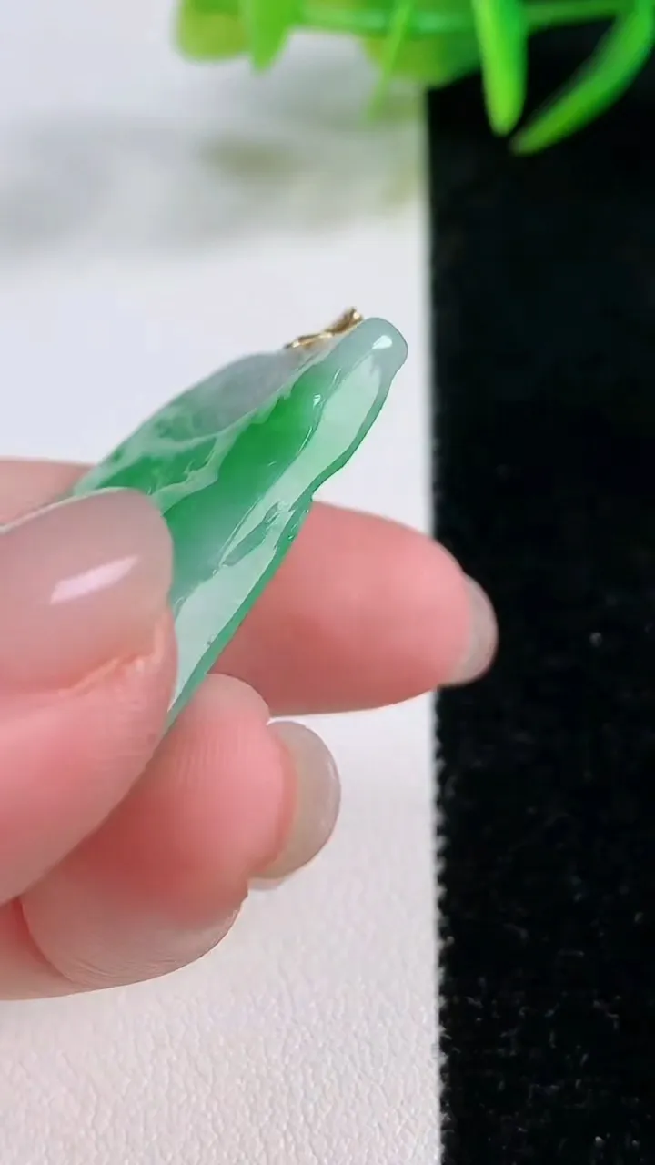 天然A货翡翠山水无相观音吊坠，尺寸35-27-8.3，重量:15.34g
11月26日