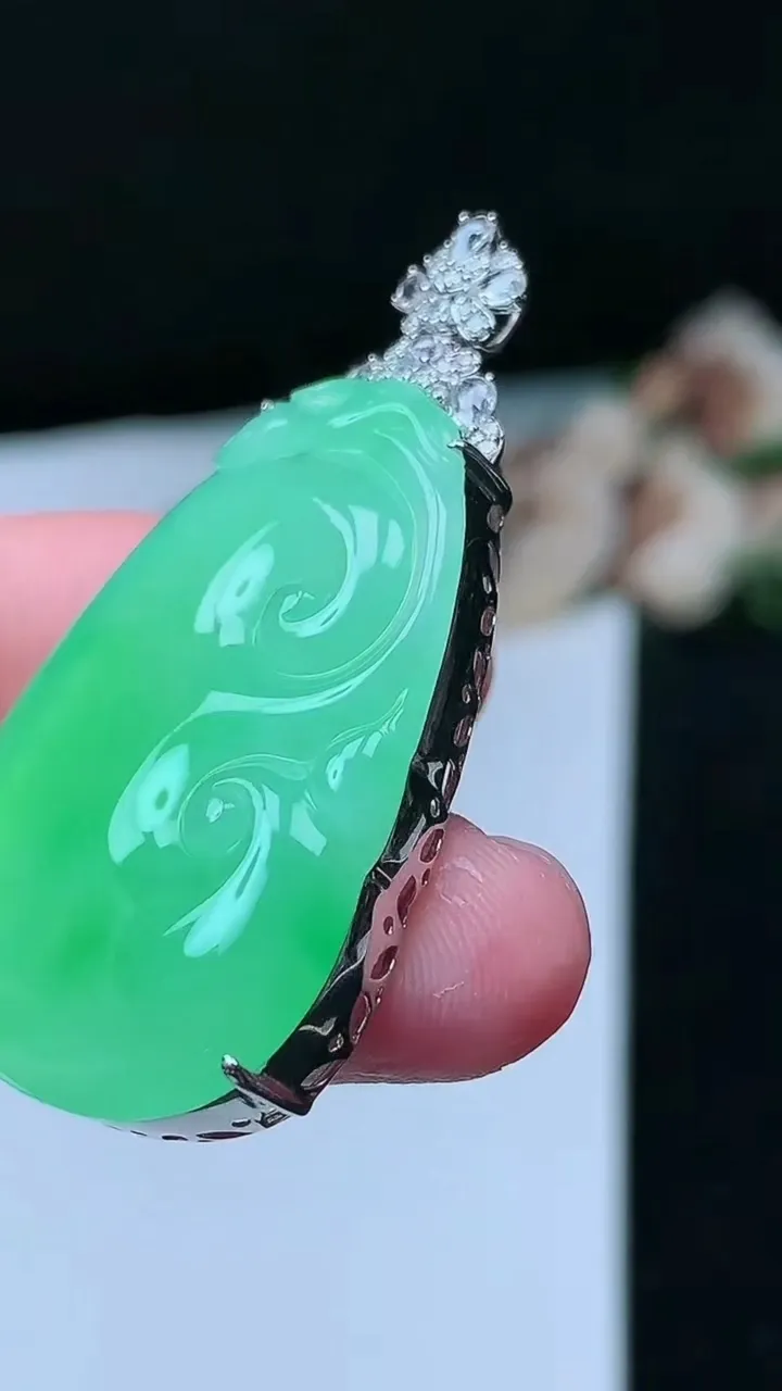 天然A货翡翠如意吊坠，尺寸35.4-23.8-8.5，重量:12.58g
11月26日