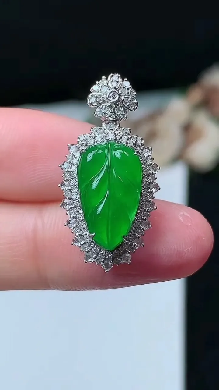 天然A货翡翠金枝玉叶 叶子吊坠，尺寸26.8-13.8-10，裸石14.4-8.4，重量:3.36g
11月26日