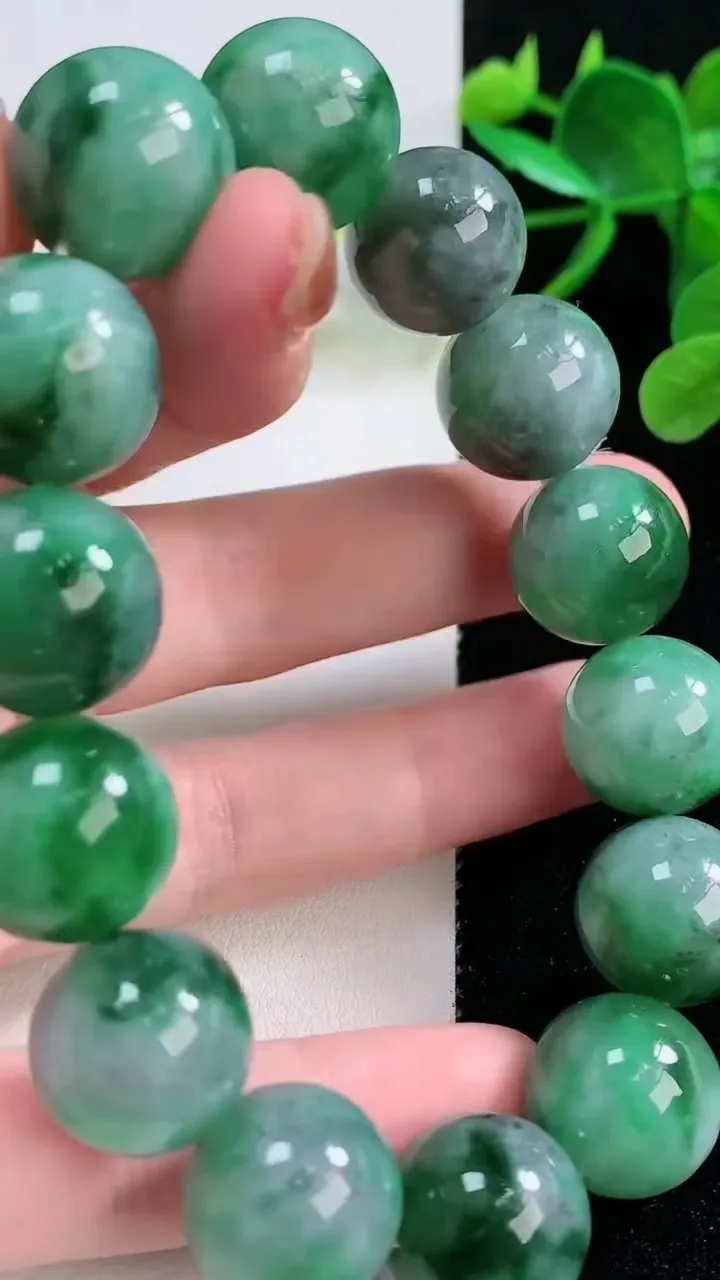 天然A货翡翠圆珠手串，尺寸15-14颗，重量:84.36g11月26日
工厂直销收藏佳品,种好水足，