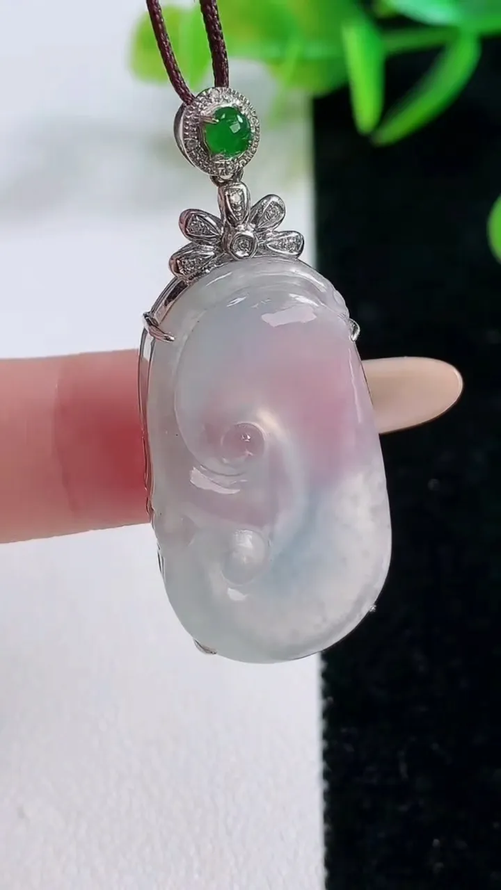 天然A货翡翠种白冰如意吊坠，尺寸40.5-29.8-17.3-6.4，重量:6.80g
11月26日