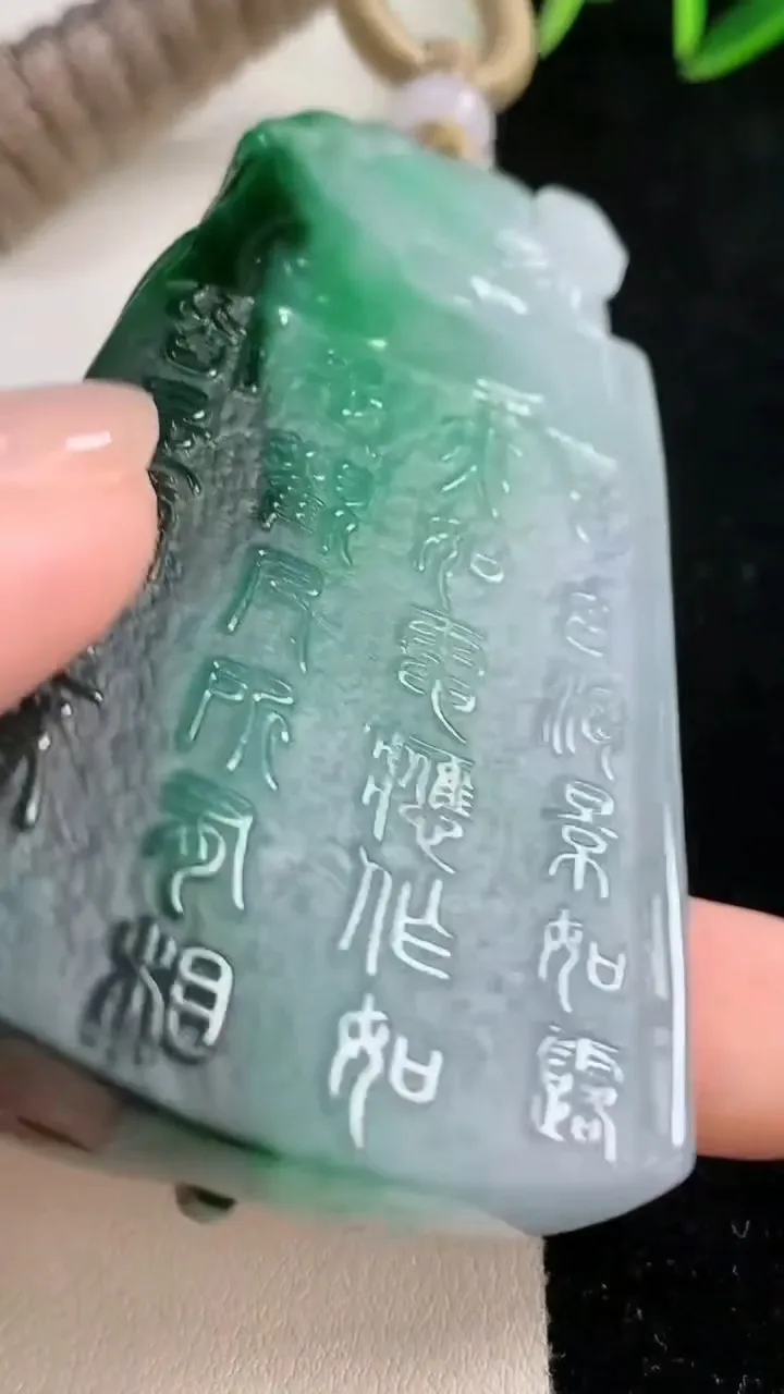 天然A货翡翠今非昔比 蜥蜴吊坠，尺寸71-43-9.3，重量:65.91g
11月26日