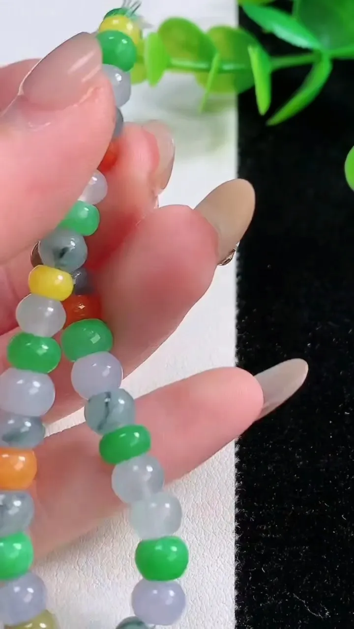 天然A货翡翠三彩算盘珠手串，尺寸6.3-4-41颗，重量:16.93g11月26日
工厂直销收藏佳品,种好水足，色泽均匀，有种有色，上手高大气！