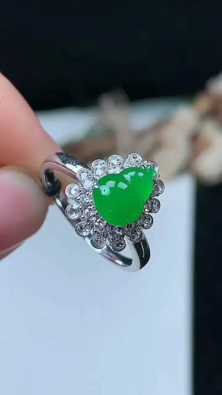 天然A货翡翠葫芦戒指，尺寸17-8.6-6.4，重量:2.56g2025年11月26日
工厂直销收藏佳品,种好水足，色泽均匀，有种有色，上手高大气！