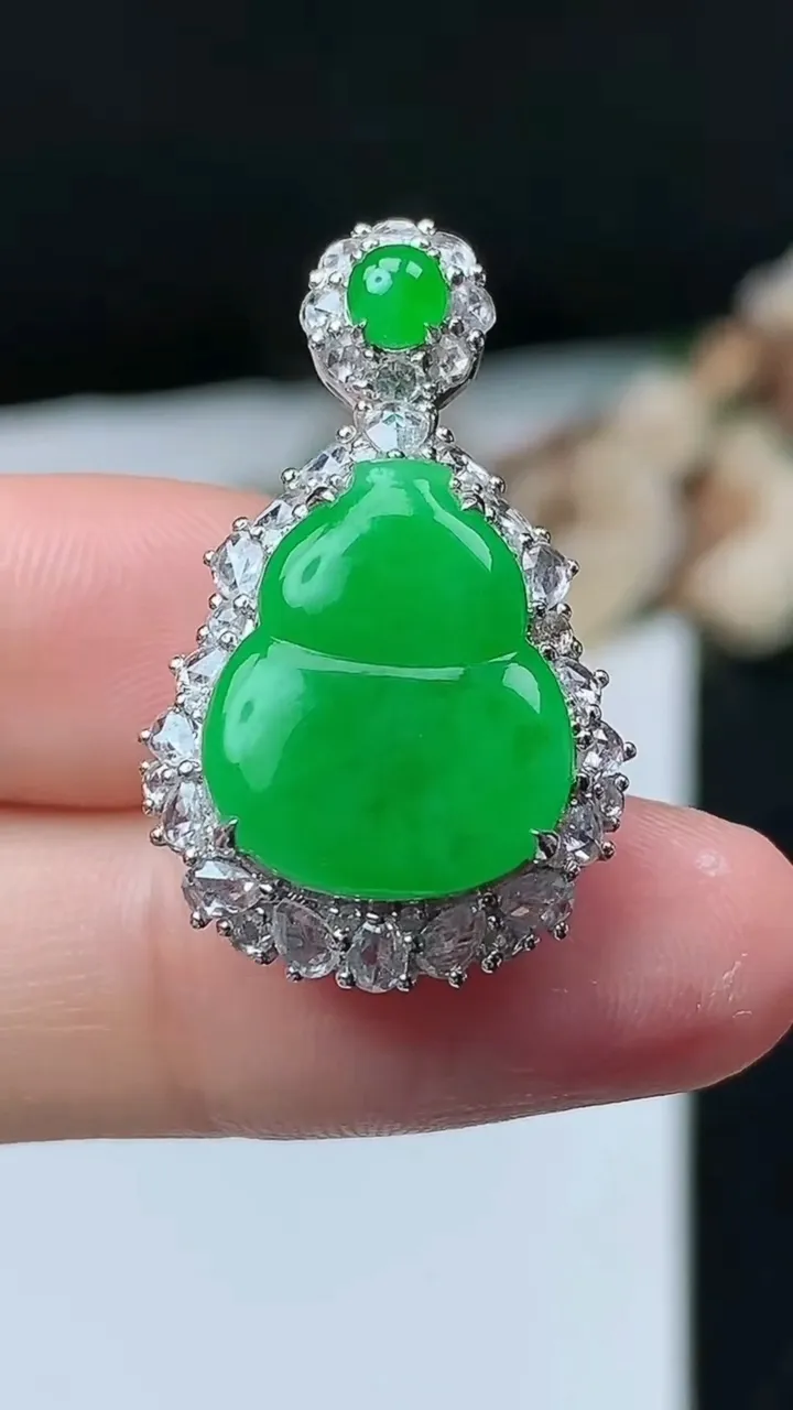 天然A货翡翠葫芦吊坠，尺寸29.3-18-10，裸石16-13，重量:5.90g
11月26日