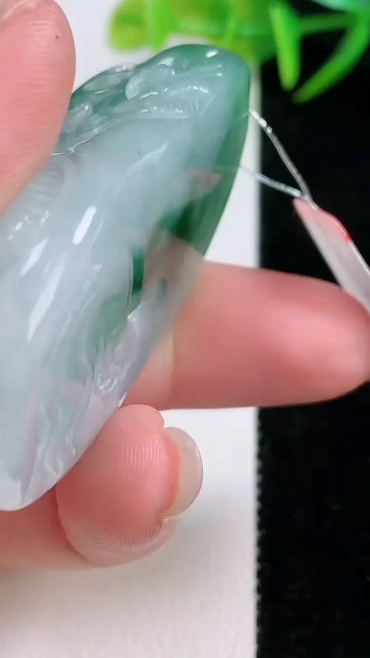 天然A货翡翠龙牌吊坠，尺寸51.3-29.6-18，重量:40.51g
11月26日