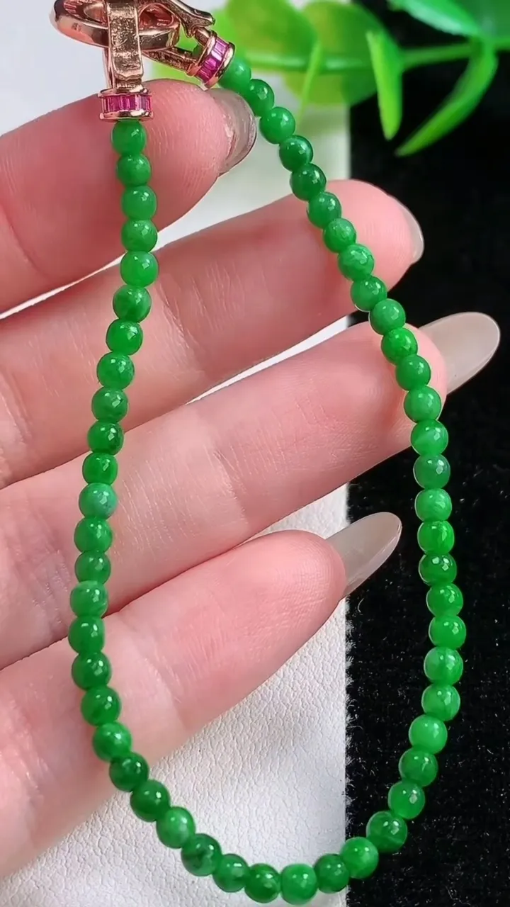 天然A货翡翠小米珠手串，尺寸3.1-54颗，重量:5.40g11月26日
工厂直销收藏佳品,种好水足，色泽均匀，有种有色，上手高大气！