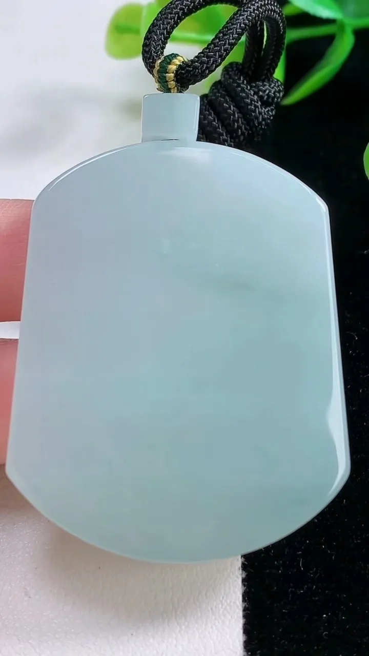 天然A货翡翠无事牌吊坠，尺寸51.3-40.5-5.9，重量:40.11g
11月26日