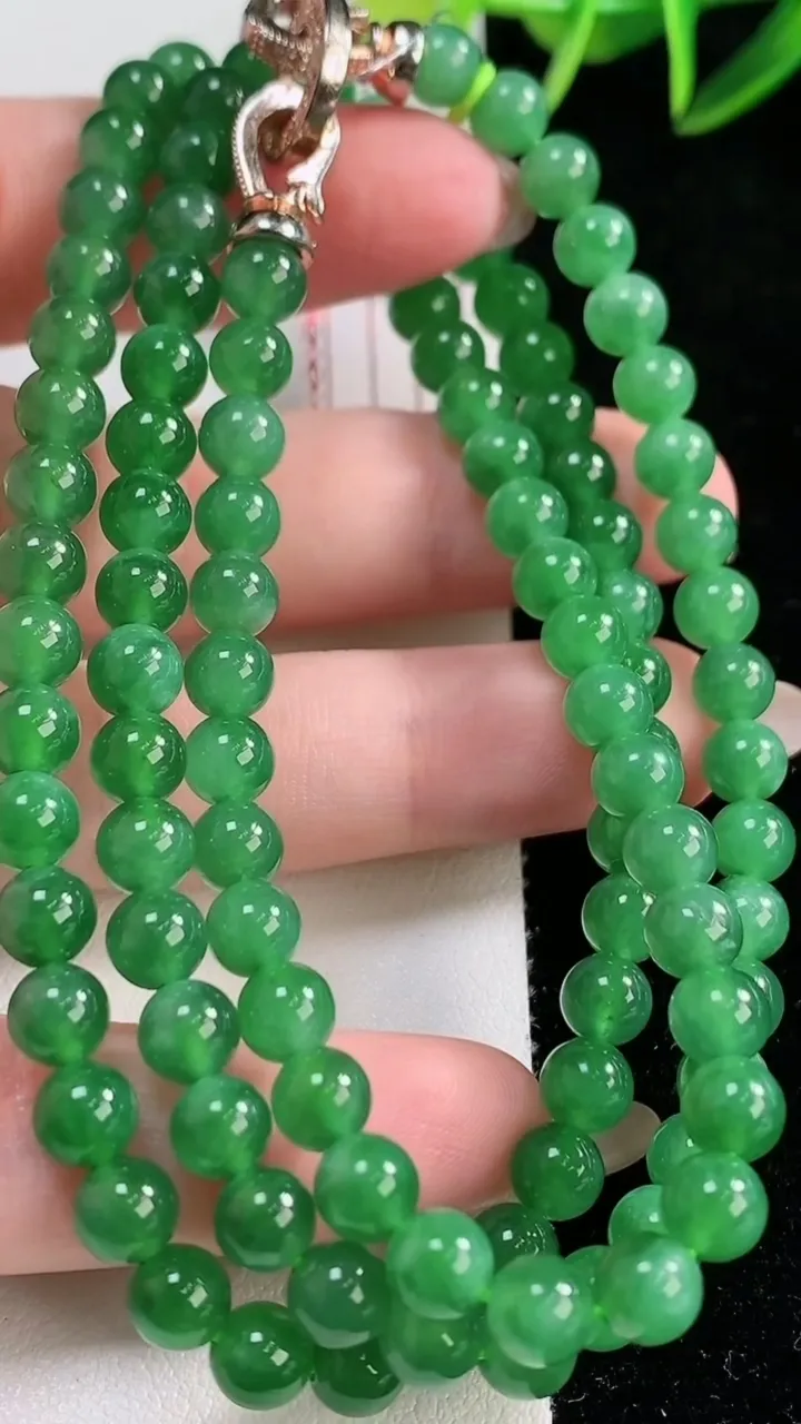 天然A货翡翠圆珠项链，尺寸5.7-108颗，重量37.32g11月26日
工厂直销收藏佳品,种好水足，色泽均匀，有种有色，上手高大气！