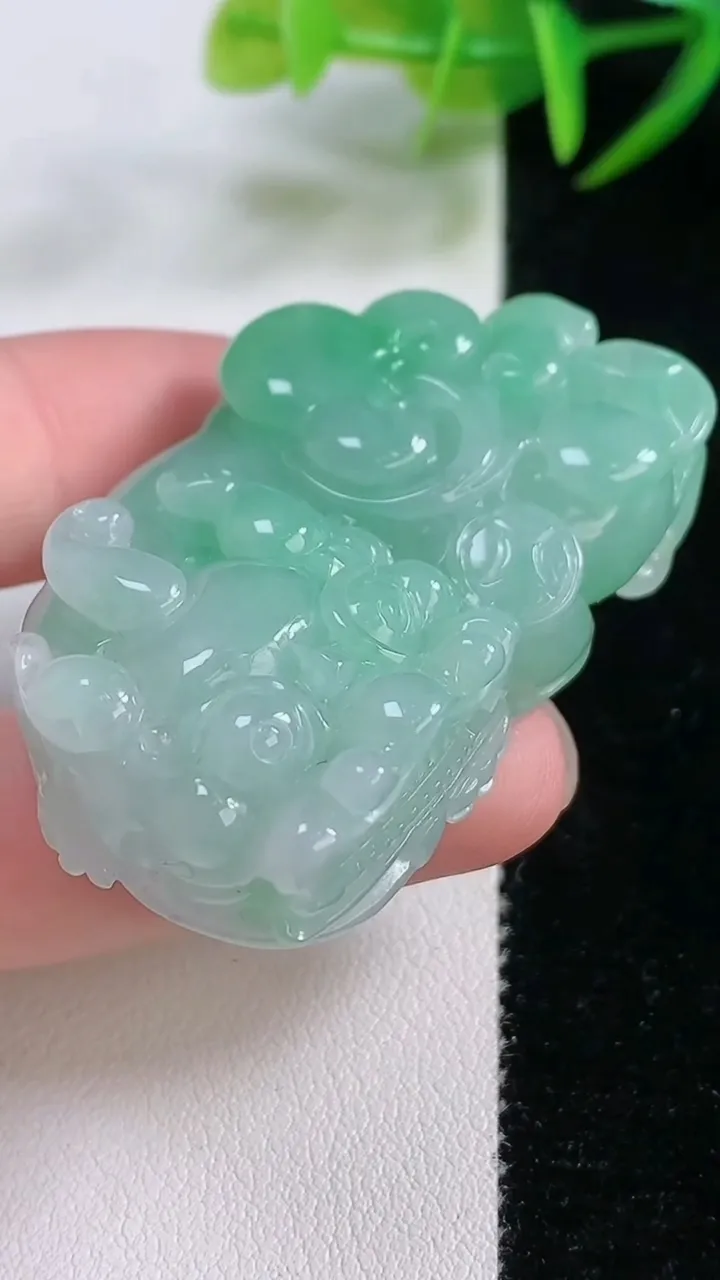 天然A货翡翠霸王貔貅吊坠，尺寸48-28.4-12.8，重量:40.80g
11月26日