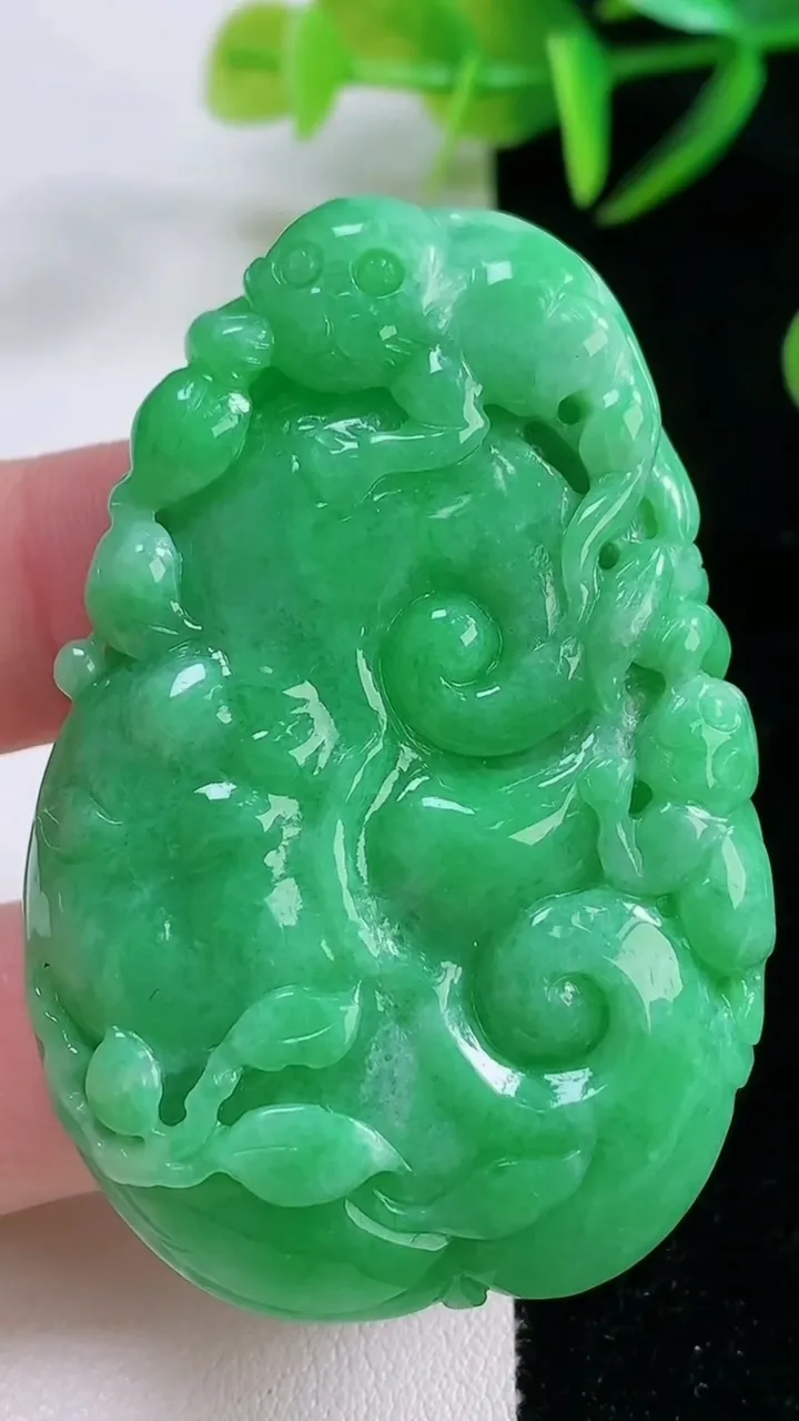 天然A货翡翠如意吊坠，尺寸56.3-37.2-8.4，重量:35.88g
11月26日