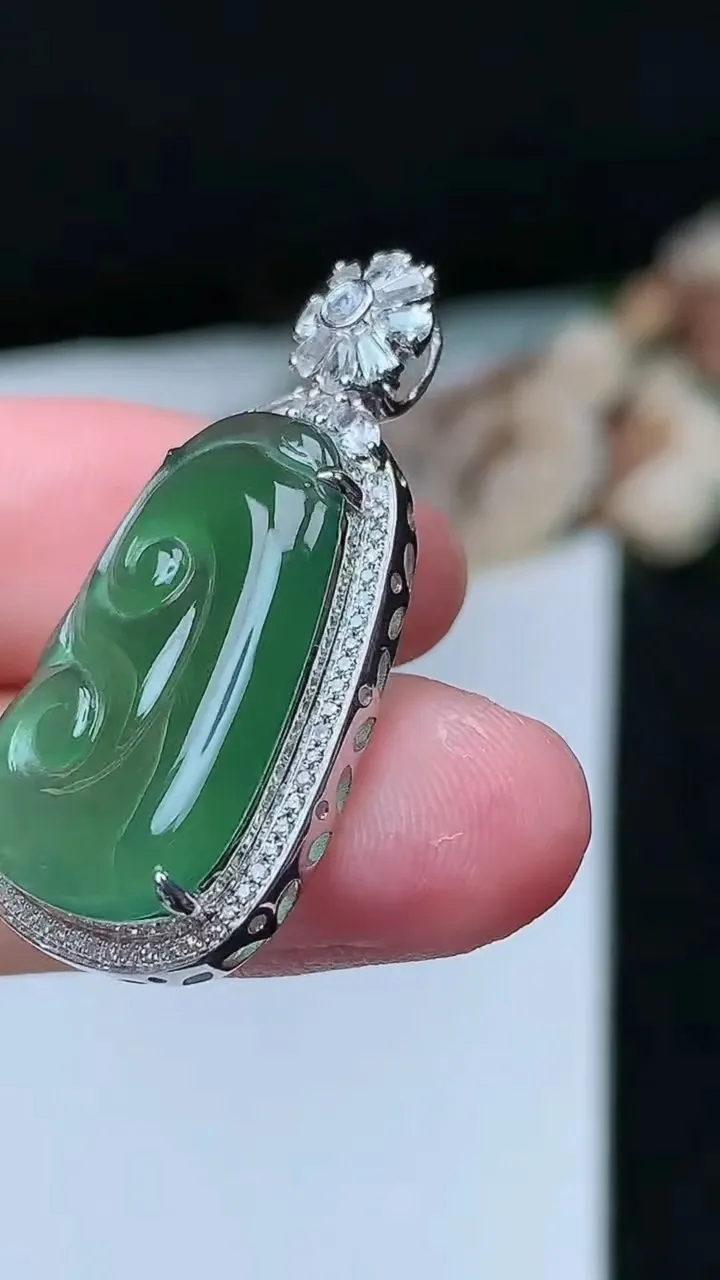 天然A货翡翠如意吊坠，尺寸33.9-17.9-6.8，裸石23-15，重量:4.43g
11月26日