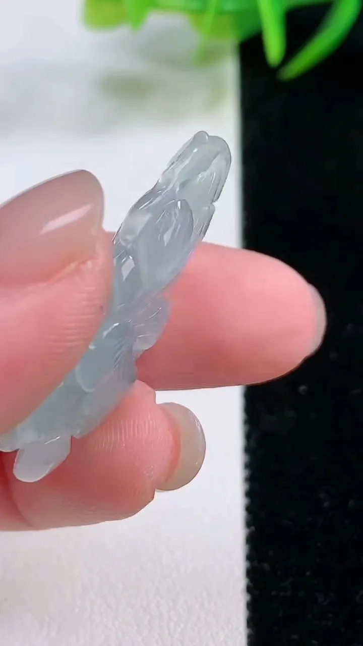 天然A货翡翠和和美美 荷花吊坠，尺寸34.6-16.6-8.3，重量:5.51g
11月26日