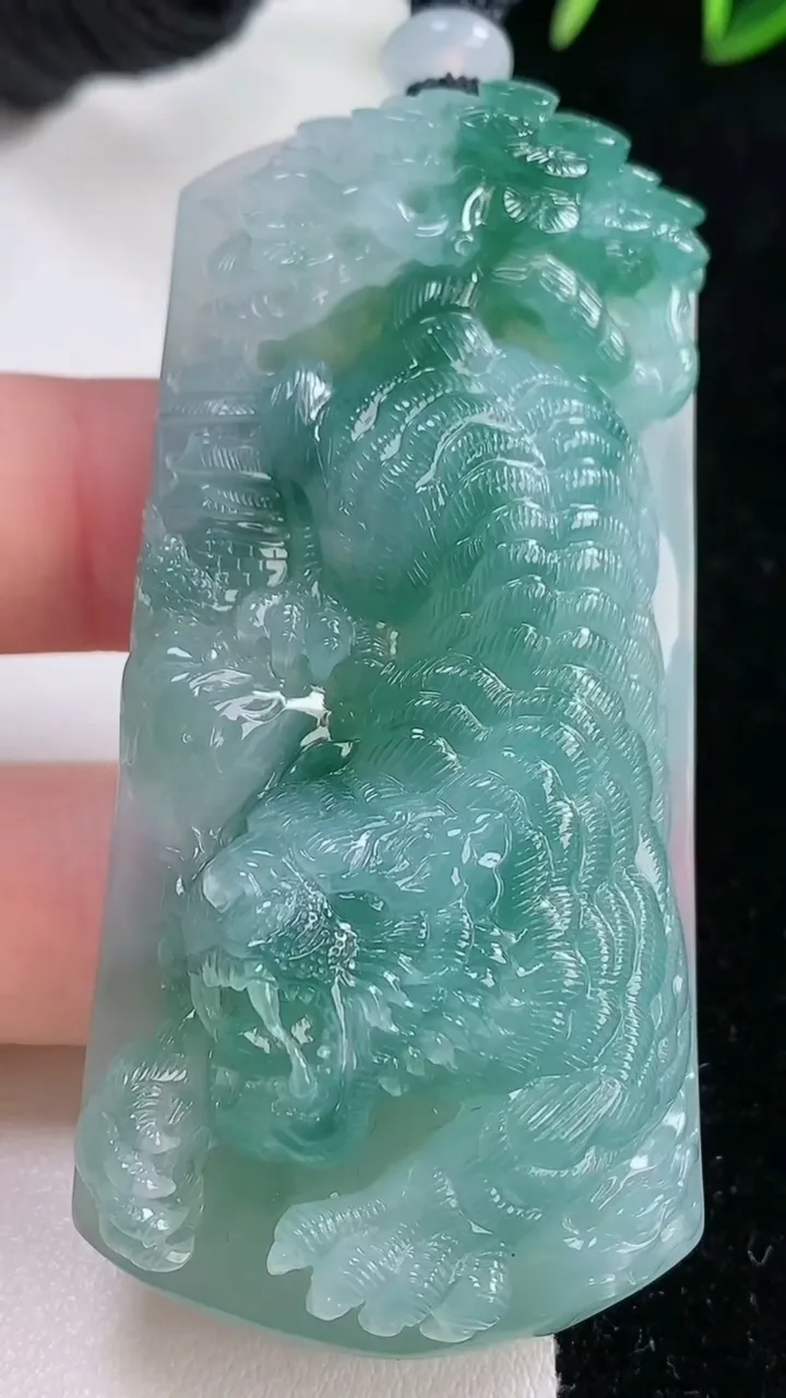 天然A货翡翠种飘花生肖虎吊坠，尺寸66.5-32-12.5，重量:57.92g
11月26日