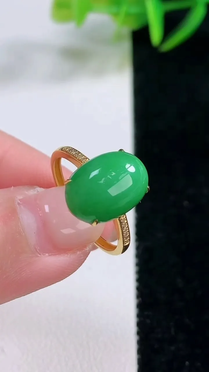 天然A货翡翠蛋面戒指，尺寸17.7-13-9.1-6.2，重量:2.19g2025年11月26日
工厂直销收藏佳品,种好水足，色泽均匀，有种有色，上手高大气！
