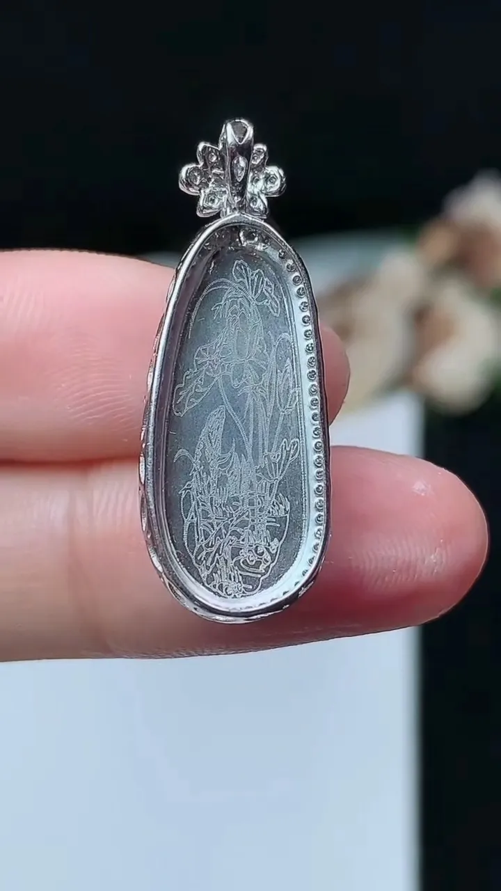 天然A货翡翠福豆吊坠，尺寸29.5-10.8-6.6，裸石20.9-8.5，重量:2.60g
11月26日